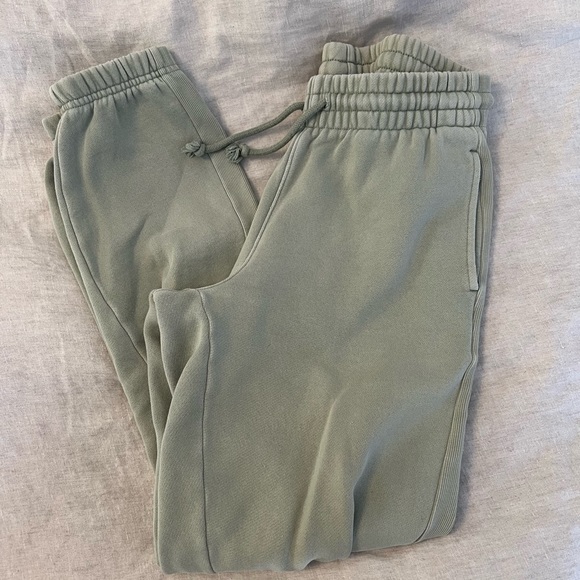 Aritzia Pants - Aritzia TNA boyfriend sweatpants